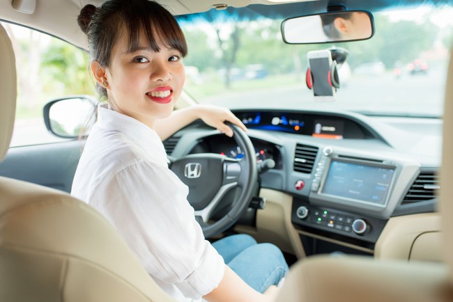 Hiệp hội Taxi Hà Nội kiến nghị dán tem lên xe Uber, Grab