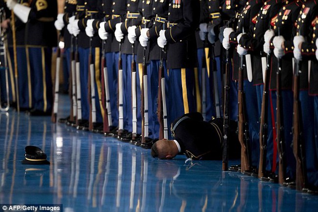Binh sĩ Mỹ ngã gục trong lễ chia tay của Obama