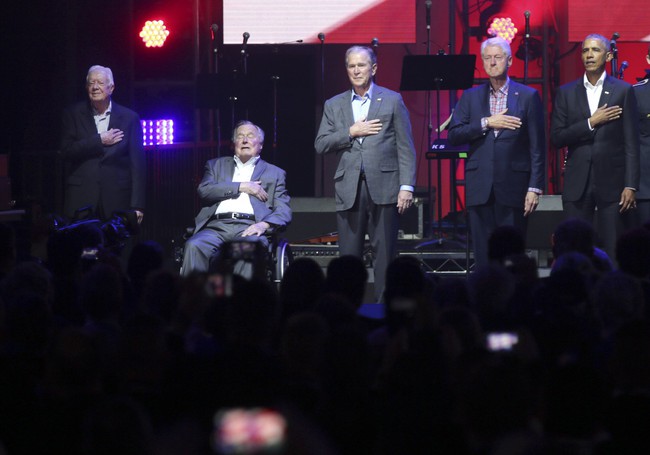 Chuyện hiếm gặp: 5 cựu tổng thống Mỹ đồng thời xuất hiện tại một nơi để quyên tiền từ thiện