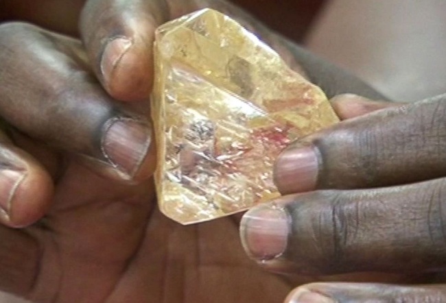 Nhặt được viên kim cương thô lớn nhất được tìm thấy 4 thập kỷ, mục sư trả chính phủ vì muốn giúp đất nước xóa đói giảm nghèo