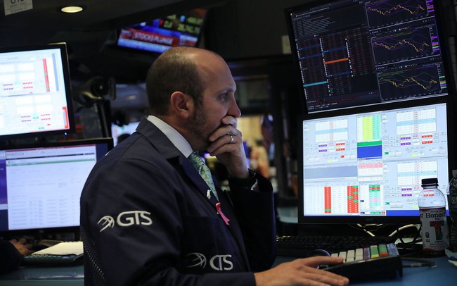 Dow Jones tiếp tục lao dốc, giảm hơn 300 điểm, giá dầu thủng 69 USD