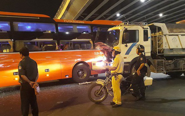 Gần chục hành khách hoảng loạn, kêu cứu khi xe Phương Trang va chạm với xe ben ở Ngã tư Hàng Xanh