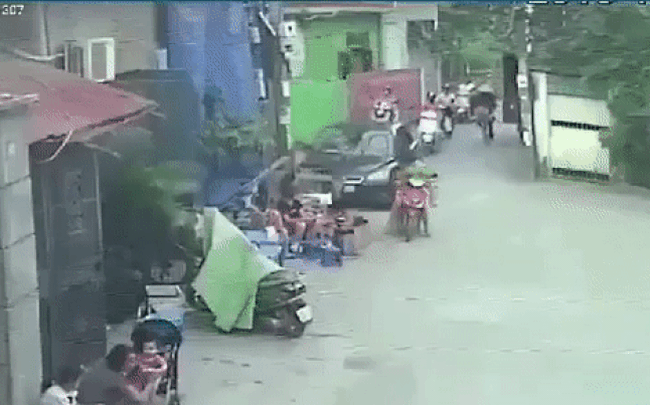 Hà Nội: Ô tô "điên" san bằng quán nước, 3 người bị thương