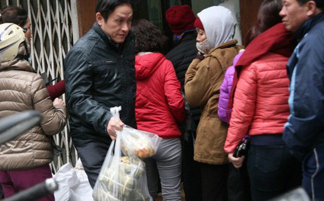 Hà Nội: Hàng trăm người rồng rắn xếp hàng mua bánh chưng, giò chả ăn Tết