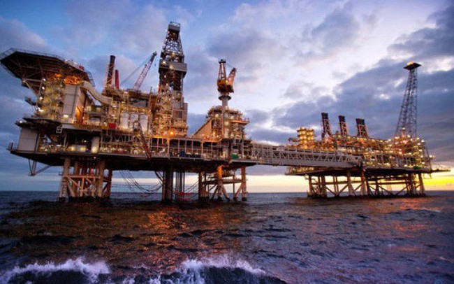 Hàng tồn kho tăng bất ngờ kéo giá dầu sụt mạnh
