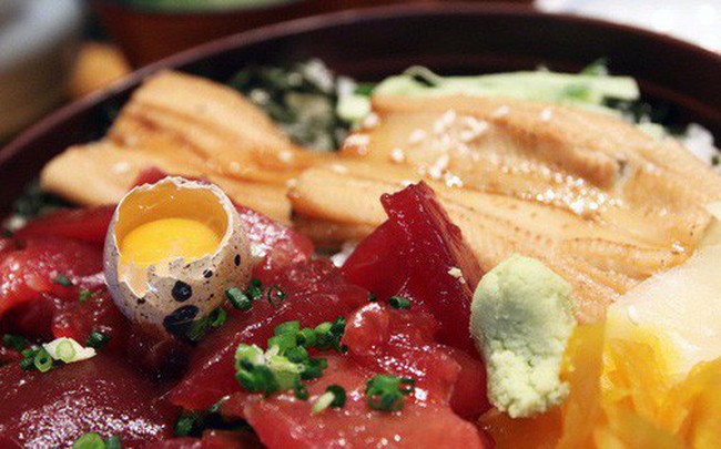Blogger nổi tiếng Mark Wiens chia sẻ hành trình khám phá quán sushi cực ngon ở Tokyo