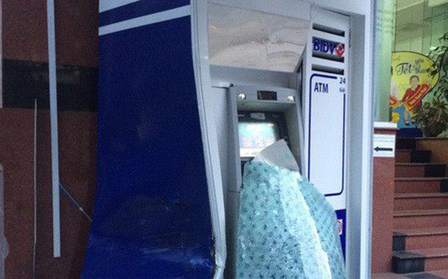 Xế hộp BMW tông nát trụ ATM của BIDV ở Sài Gòn