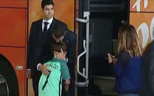 Lao ra khỏi chiếc xe buýt, Ronaldo thực hiện một cử chỉ làm "đốn tim" hàng triệu CĐV