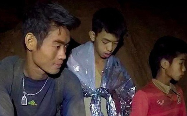Cảnh tượng "toàn thân lạnh toát" ở hang Tham Luang và HLV trẻ "sứ giả của trời"