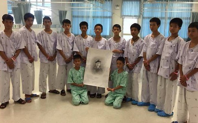 Sau khi sức khỏe dần ổn định, đội bóng nhí Thái Lan được thông báo về cái chết của thợ lặn
