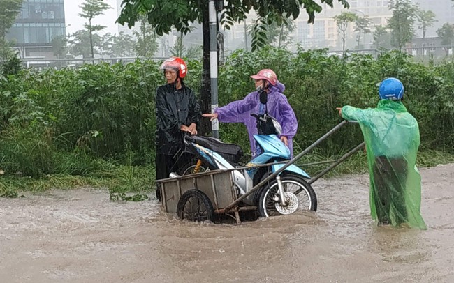 Hà Nội mưa lớn dai dẳng: Nhiều tuyến đường ngập sâu trong nước, các phương tiện chết máy hàng loạt