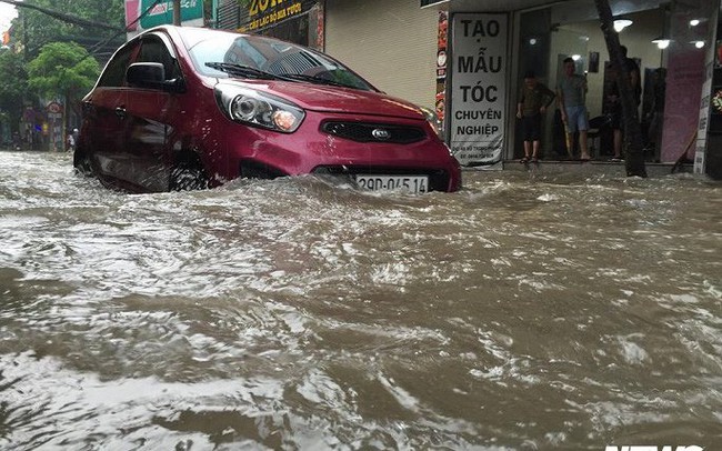 Video: Hốt bạc triệu nhờ dịch vụ sửa xe máy trên các tuyến phố ngập ở Hà Nội