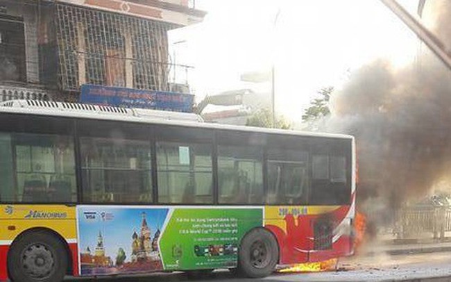 Hà Nội: Xe buýt đang chở khách trên đường bỗng bốc khói dữ dội