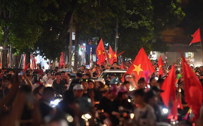 Hàng nghìn người đổ ra đường hò reo ăn mừng chiến thắng lịch sử của Olympic Việt Nam