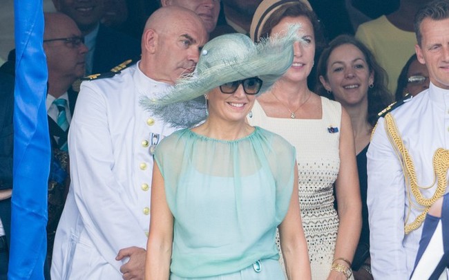 Tại Hoàng gia Hà Lan, cũng có một vị Hoàng hậu chuyên mặc đồ sặc sỡ "cạnh tranh" với Nữ hoàng Anh