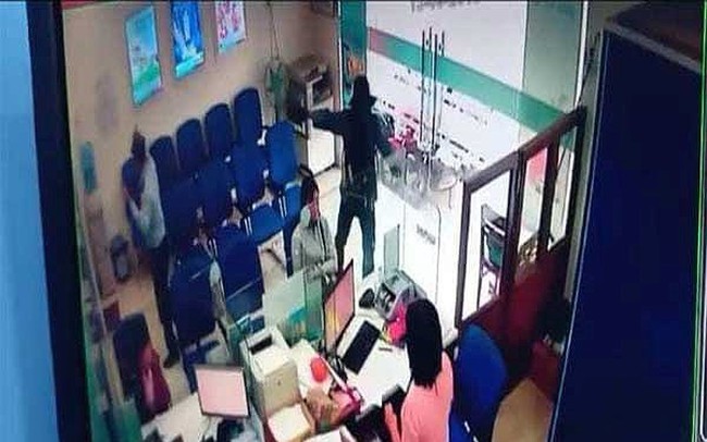 [Clip] Camera ghi lại diễn biến vụ cướp ngân hàng táo tợn ở Tiền Giang