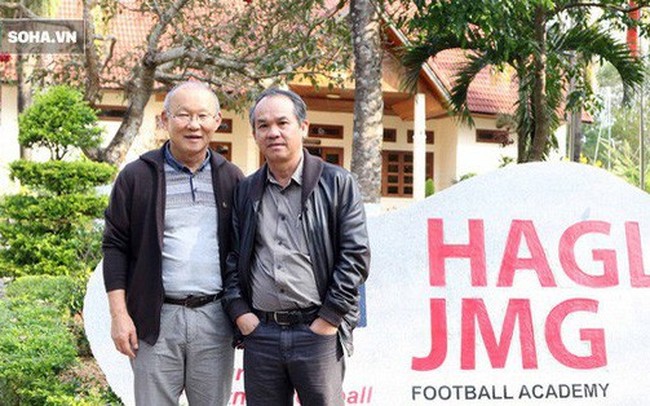 Kình địch ở AFF Cup vướng tai tiếng về lương cho HLV: Việt Nam thật may vì có bầu Đức