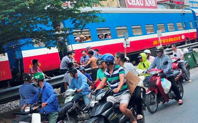 Tàu hỏa va chạm xe máy khiến nhiều phố Hà Nội tắc kéo dài
