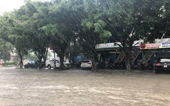 Mưa cực lớn tại Nghệ An, đường phố thành Vinh ngập sâu trong nước