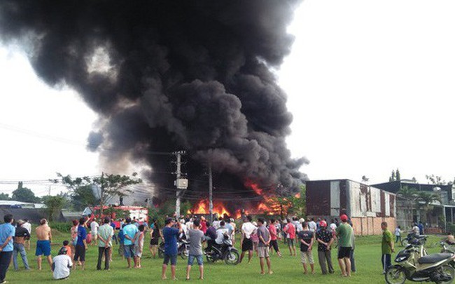 Xưởng phế liệu ở vùng ven Sài Gòn phát hỏa, hàng trăm cảnh sát PCCC đang ứng cứu