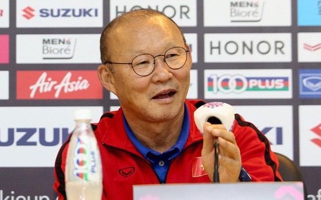 HLV Park Hang-seo bật cười khi nghe hậu vệ Malaysia nói Việt Nam chủ trương đá xấu