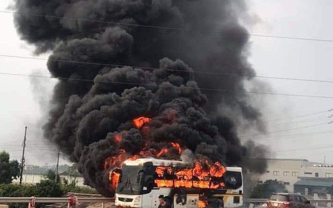 Xe khách lưu thông trên cao tốc Hà Nội - Bắc Giang bất ngờ bốc cháy dữ dội
