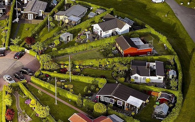 Độc đáo ngôi làng vòng tròn 'siêu thực' ở Đan Mạch