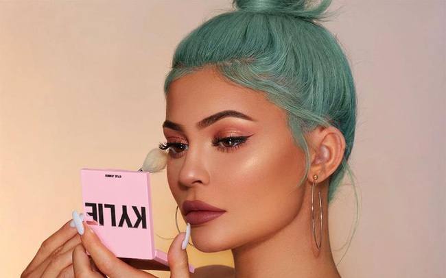 Tỷ phú tự thân trẻ nhất thế giới Kylie Jenner bán thương hiệu làm đẹp với giá 600 triệu USD