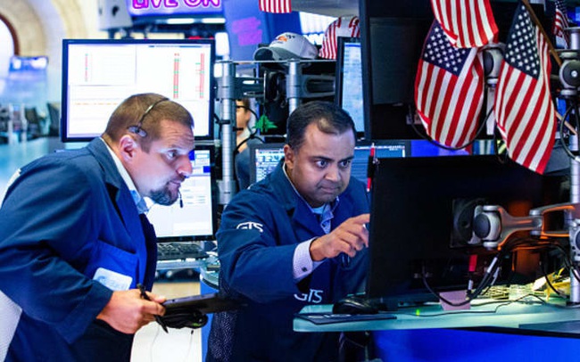 Nhà đầu tư 'hướng ánh nhìn' đến hạn chót thuế quan sắp đến gần, Dow Jones rớt hơn 100 điểm sau 3 phiên khởi sắc liên tiếp
