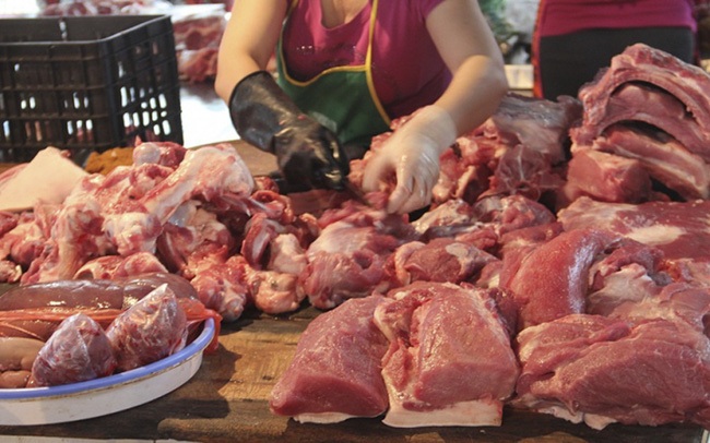 Giá thịt lợn leo thang từng ngày, mỗi nơi 1 giá, thịt bò, cá, gà... lần lượt tăng theo