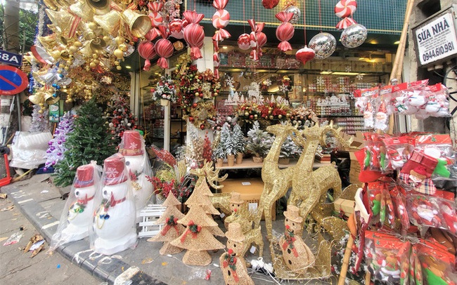 Thị trường Giáng sinh vào cao điểm, tiểu thương Hàng Mã vừa ăn vừa bán hàng