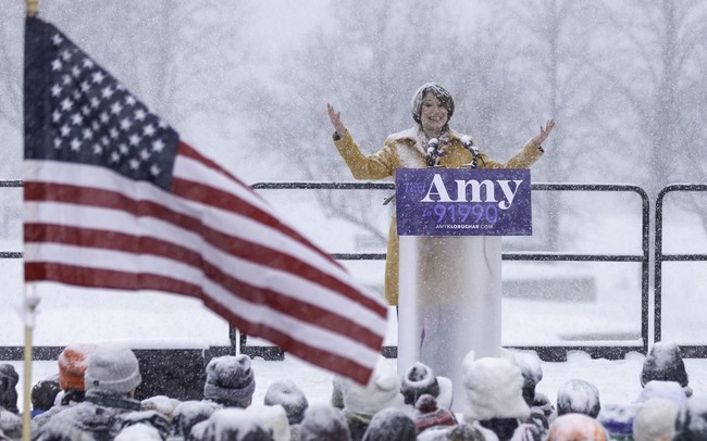 Nữ Thượng nghị sỹ đội tuyết dày tuyên bố tham vọng đẩy ông Trump khỏi Nhà Trắng