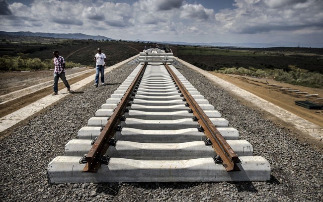 Thảm cảnh đường sắt Trung Quốc xây ở Kenya: Lơ lửng giữa "hư không”