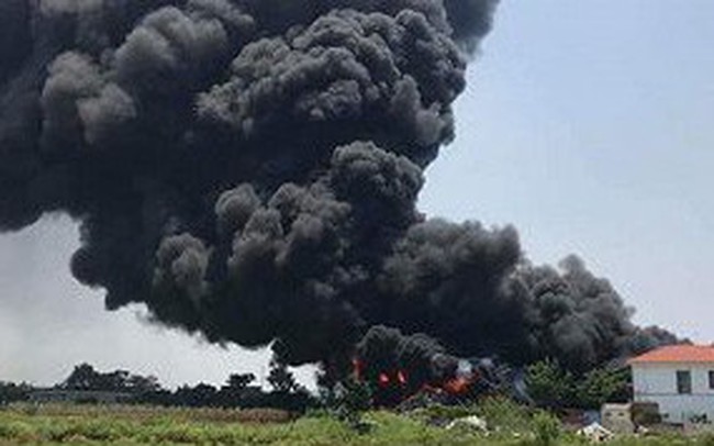 Clip: Cơ sở thu mua phế liệu ở Thái Bình bốc cháy dữ dội giữa trưa Rằm tháng 7