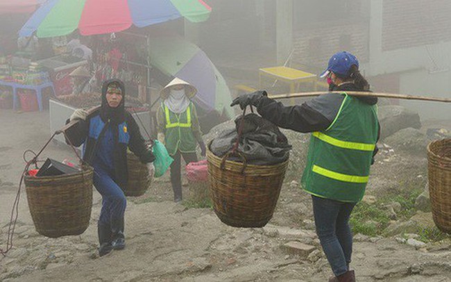 275.000 đồng/ngày "cõng rác" từ đỉnh chùa Đồng Yên Tử xuống núi