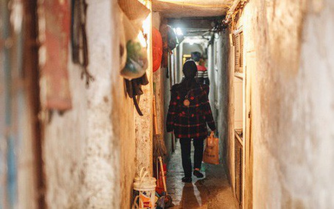 Cuộc sống bên trong những con ngõ chỉ vừa 1 người đi ở Hà Nội: Đèn điện bật sáng dù ngày hay đêm