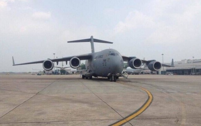 Tàu bay hạng nặng C-17 phục vụ đoàn Tổng thống Trump mang gì đến Nội Bài?
