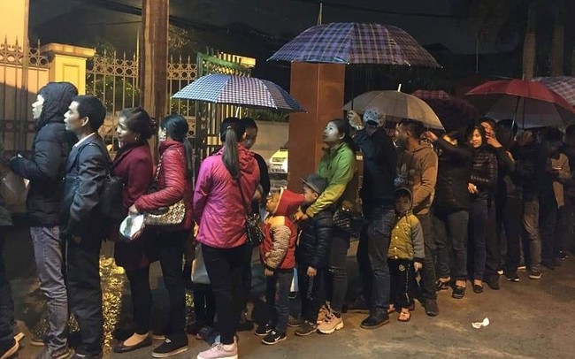 3 giờ sáng dân Bắc Ninh xếp hàng trong mưa rét chờ xét nghiệm sán lợn