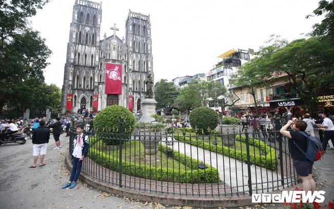 Cận cảnh nhà thờ tại Hà Nội có kiến trúc phỏng theo Nhà thờ Đức Bà Paris