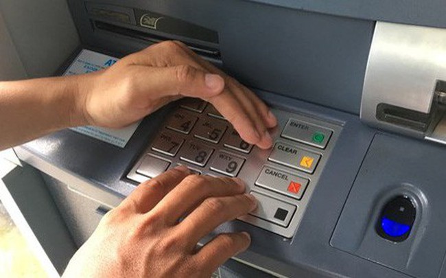 Nhiều chủ thẻ ngân hàng bị siết giao dịch trong dịp lễ để tránh bị đánh cắp