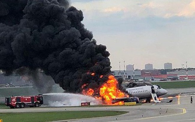 Hiện trường vụ cháy máy bay ở Nga, ít nhất 41 người thiệt mạng