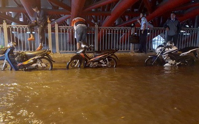 Đang mưa lớn diện rộng ở Sài Gòn, nhiều phố phường ngập sâu