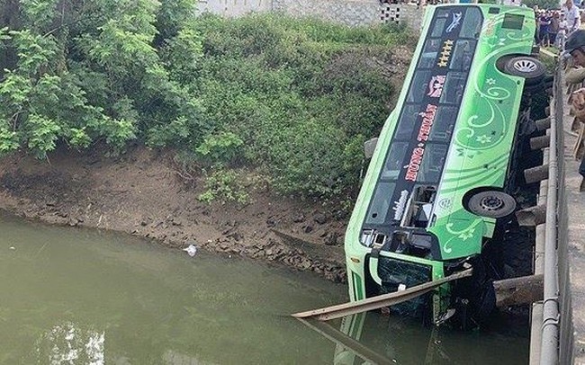 Xe khách lao xuống sông ở Thanh Hóa, nhiều thương vong