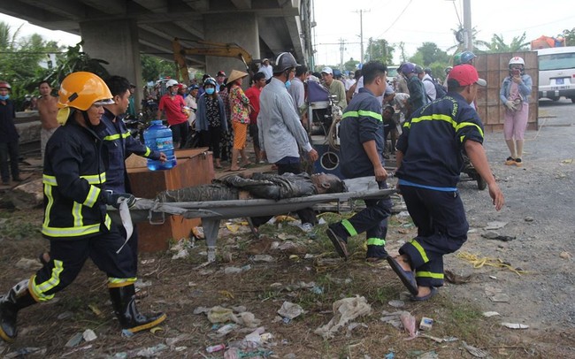 Hai ô tô rơi khỏi cầu Hàm Luông sau va chạm, nhiều người thương vong