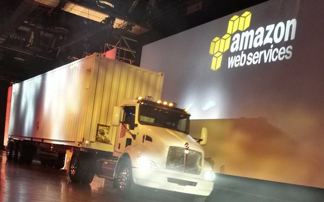 Bạn có biết ông vua đám mây Amazon lại nhận "chuyển" dữ liệu bằng... xe tải?