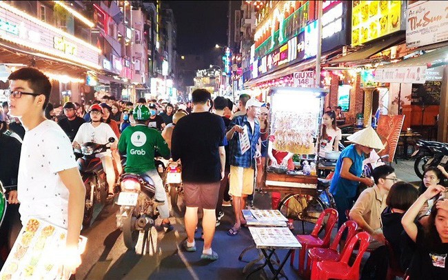 Cận cảnh tình trạng bát nháo trên các tuyến phố đi bộ ở Sài Gòn