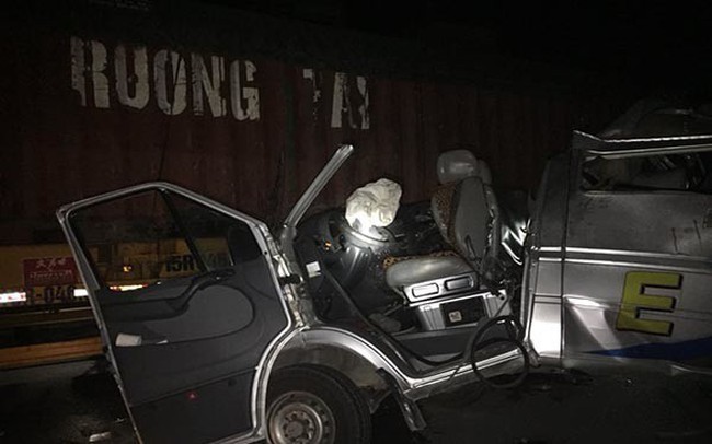 Xe khách biến dạng khi đâm xe container ở Hưng Yên, 14 người bị thương