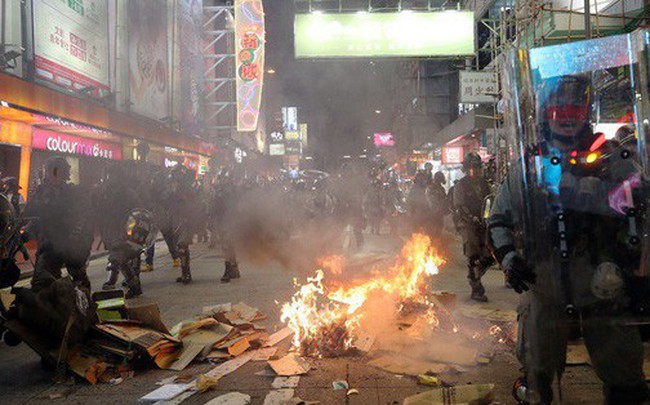 Hong Kong "kiểm soát chặt" sân bay sau đêm hỗn loạn, ga tàu bị đập phá, lửa cháy trên phố