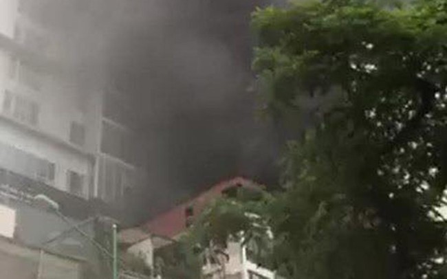 Cháy lớn tại ngôi nhà trên phố Núi Trúc, một người bị mắc kẹt