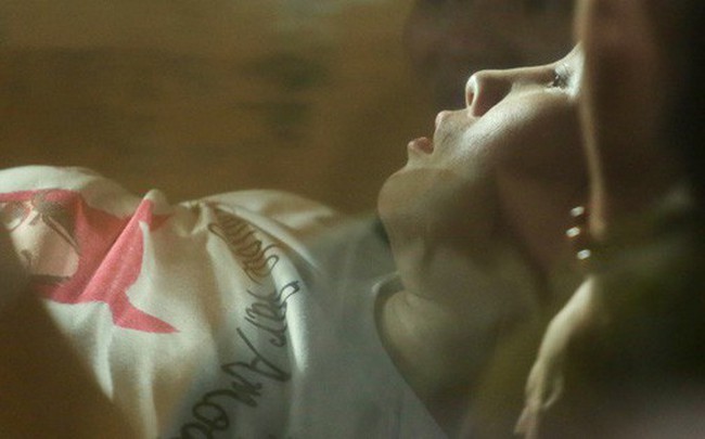 Nữ CĐV bị bỏng nặng vì trúng pháo: Vết nhơ của bóng đá Việt Nam